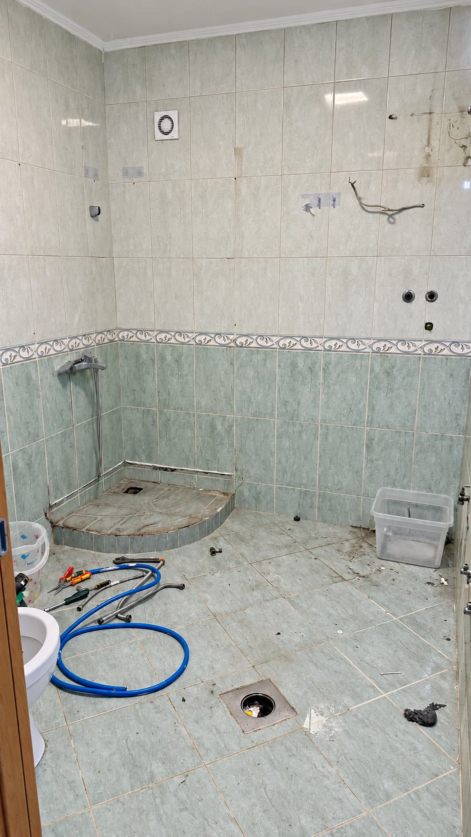 Pre: postojeće kupatilo pre renoviranja